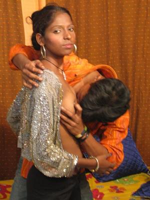 15P インドのセックス ラウンジ 角質のカップルがお互いをこすり合う