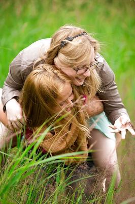16P Freckle faced amateurs Gisela and Noa try first time dyke fucking in woods