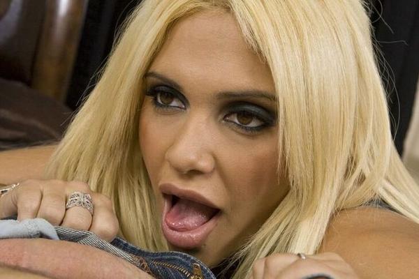 17P Bossy girlfriend Carmel Moore dominates her boyfriend by sitting on his face