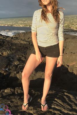 21P La rubia amateur Ashley Lane muestra su cuerpo en bikini en la playa