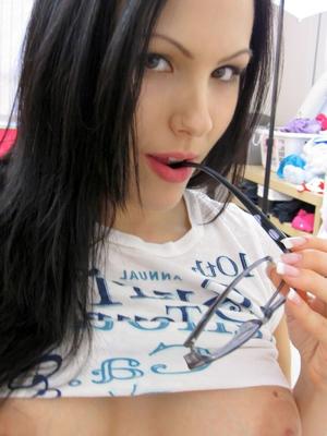 15P 巨乳素人ケイティ・バンクスがセルフショットを撮りながら唇をすぼめる