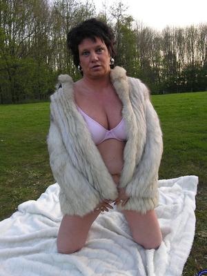 Pattie, femme au foyer hollandaise de 21P, dévoile ses seins juteux et doigte sa chatte mature