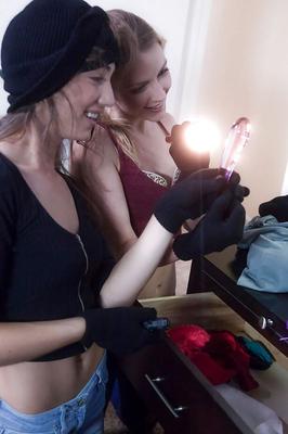 16P Les stars du porno lesbiennes à capuche Karla Kush et Ruby Sparx parlent un énorme pénis.