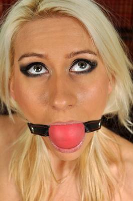 12P Tied Virgins Blonde Schlampe in Eisen gefesselt