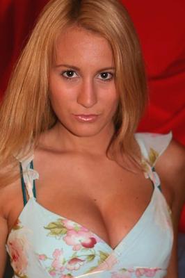 16P Blonde amateur Autumn makes her nude debut on a bed in a confident manner