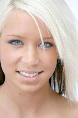20P Blue eyed blonde Kacey Jordan shows her petite ass closeup before POV blowjob