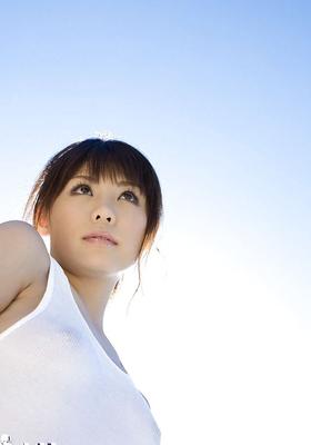 15P Миниатюрная азиатская студентка с красивыми сиськами Aya Hirai раздевается у бассейна