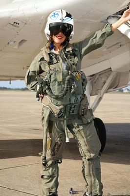 16P Roni, une femme mûre et torride, se déshabille de son uniforme de l'armée de l'air.