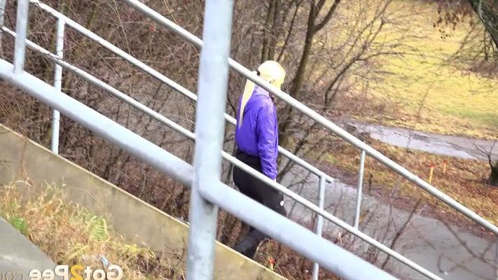 15P Vanessa Hell relieves her pee desperation outside