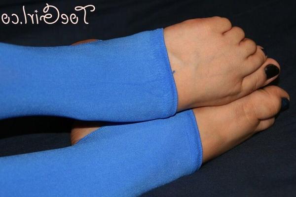 16P Caucasian female with pretty feet sports jizz on her soles