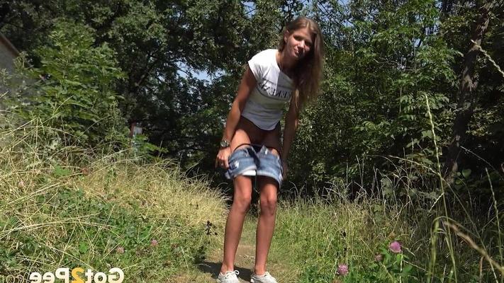 15P 素敵な女の子サラ・キーがショートパンツを下ろして大便をする