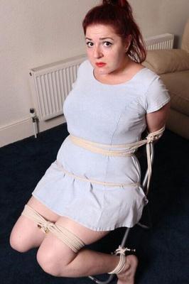 16P 太ったイギリス人女性が服を着たまま椅子に縛り付けられながら猿轡を噛まれる