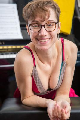 16P Nerdy amateur Gretchen spreads her hairy pussy and proceeds with piano playing
