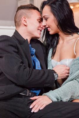 21P 小柄なガールフレンドのエル・ストームがソファでハードコアの後背位セックス中に窒息する