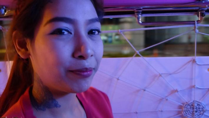 18P タトゥーを入れた巨乳のタイ人女性がモーテルの部屋で外国人に犯される