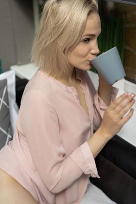 18P 若いブロンドのリリー・マイがベッドで熱い飲み物を飲みながら裸になる