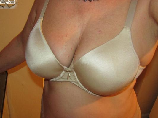 16P 熟女の巨乳ブリスはペニスを楽しむ前に自然なおっぱいを露出します