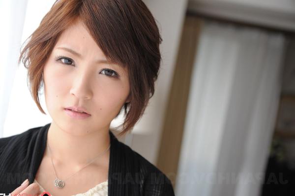 15P Japanese female Kaede Oshiro dons kitchen apron while posing non nude