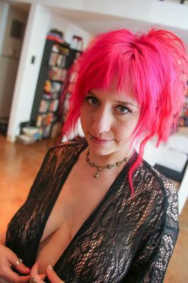 15P Alt girl aux cheveux roses et aux tétons percés se déshabille avant de sucer