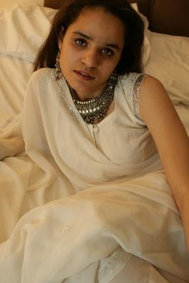 12P ホットな白いインドのサリーを着たジャスミンが彼女の男をからかう