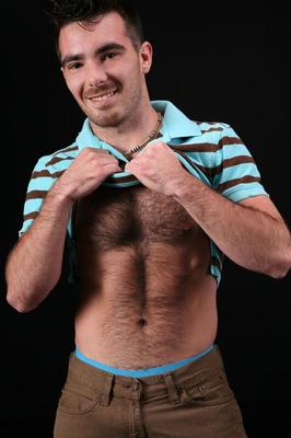 21P El oso gay peludo Colton muestra su pecho peludo y su polla antes de masturbarse
