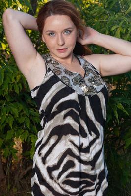 16P La grosse rousse Elouisa dévoile ses gros seins alors qu'elle se met nue dans les buissons