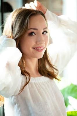 18P Sweet teen Kate Quinn doffs a pretty white dress to pose nude on a glass table