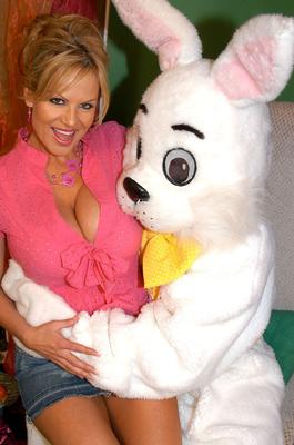 17P Busty hunter Kelly bangs a bunny for wild threesome with her hot blonde GF