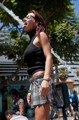 12P Babe Victoria Lynn mostra a calcinha enquanto posa com uma saia sexy em público