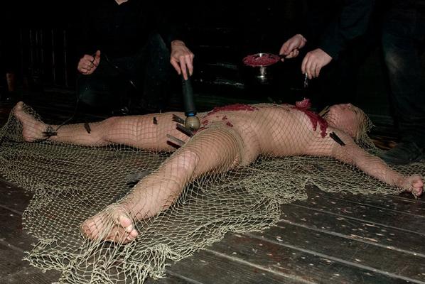 21P Geräte-Bondage Amber Keen, Ami Emerson, Damon Pierce, Natalie Minx