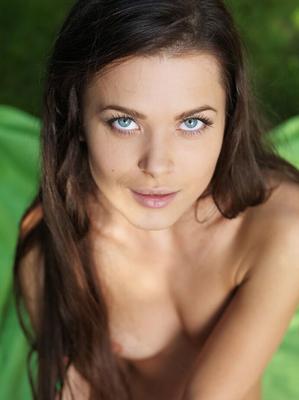 18P Petite teen with striking eyes Amelie B gets totally naked amid shrubbery