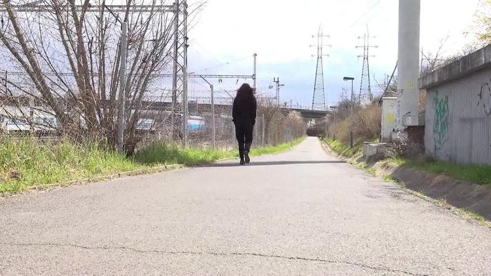 15P アリ B が路面電車の横でしゃがんで小便する