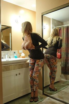 17P MILF rubia tetona se pone cachonda en el baño y saca su vibrador favorito