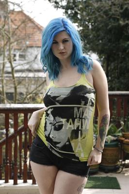 16P Thick amateur Emma J Black sports blue hair while stripping on a deck