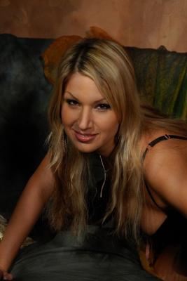 16P Die massiven Brüste dieser üppigen Blondine verzaubern Sie mit ihren warmen Liebkosungen