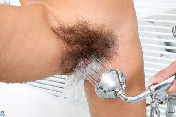 16P Brunette amateur Cathy wets her hairy pussy while taking a bath