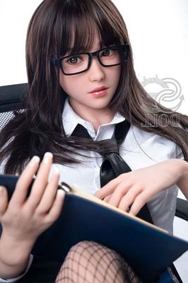 21P オタクのセックス人形ヤスが職場でストリップしておっぱいと無毛マンコを見せる