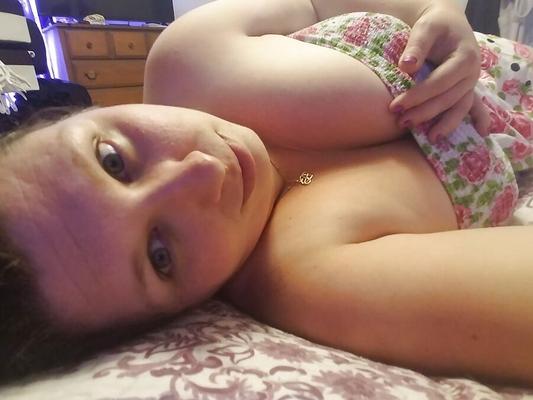 21P Chubby brunette amateur Richelle Ryan flaunts her cleavage at her home