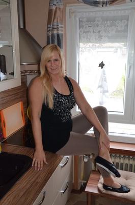20P Older blonde amateur Sweet Susi exposes herself while wearing flat shoes