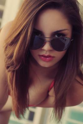 15P Young beauty Aspen Martin removes her shades before exposing herself