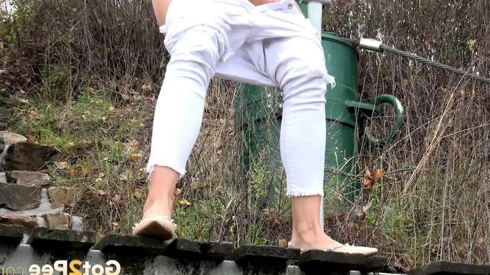 15P Mature Bianca pulls down her white pants to take a steaming pee outside