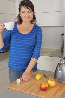 16P 熱い熟女ジャスティナがお茶で乳首を楽しむ