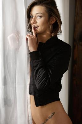 19P セクシーな十代のガールフレンド、アスペン・オラがエロティックにストリップしてスニーカーで裸のポーズをとる