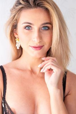 18P Ravishing Cara Mell seduces and tease sin her black sexy lingerie as she
