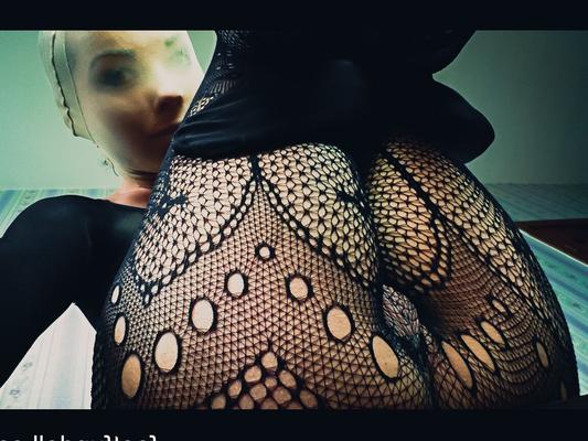 15P Kinky babe in lacy fishnets Lisa Dove poses with a nylon stocking on her head
