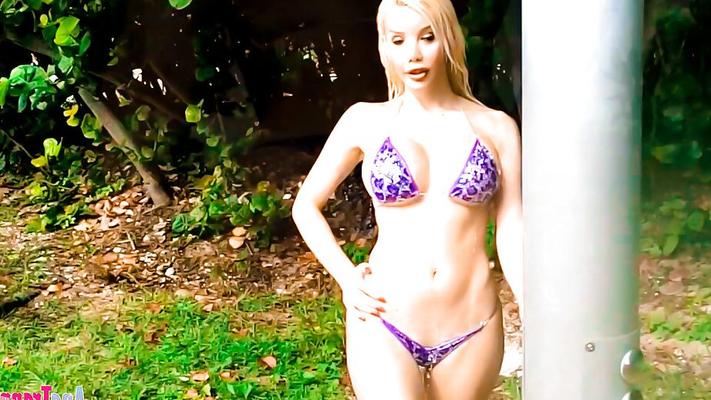 16P 巨乳の金髪ニューハーフ、アナ・マンシーニが外でビキニを脱ぐ