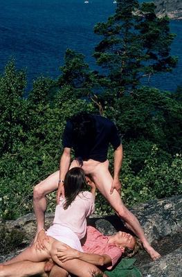 13P Gatas retrô sexy cavalgando enquanto fazem um boquete em groupsex vintage ao ar livre