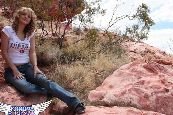 12P Curly haired Marylin pulls down her tight jeans and reveals hot booty outdoors
