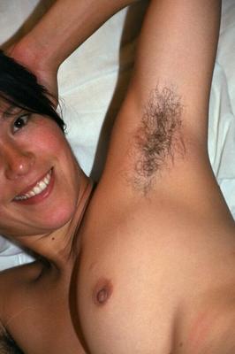 16P Oriental amateur Amanda vaunting hairy legs while revealing beaver