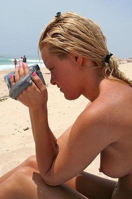 17P La estrella porno rubia europea Sophie Moone se divierte sexy en la playa